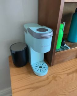 KEURIG MINI LIKE NEW