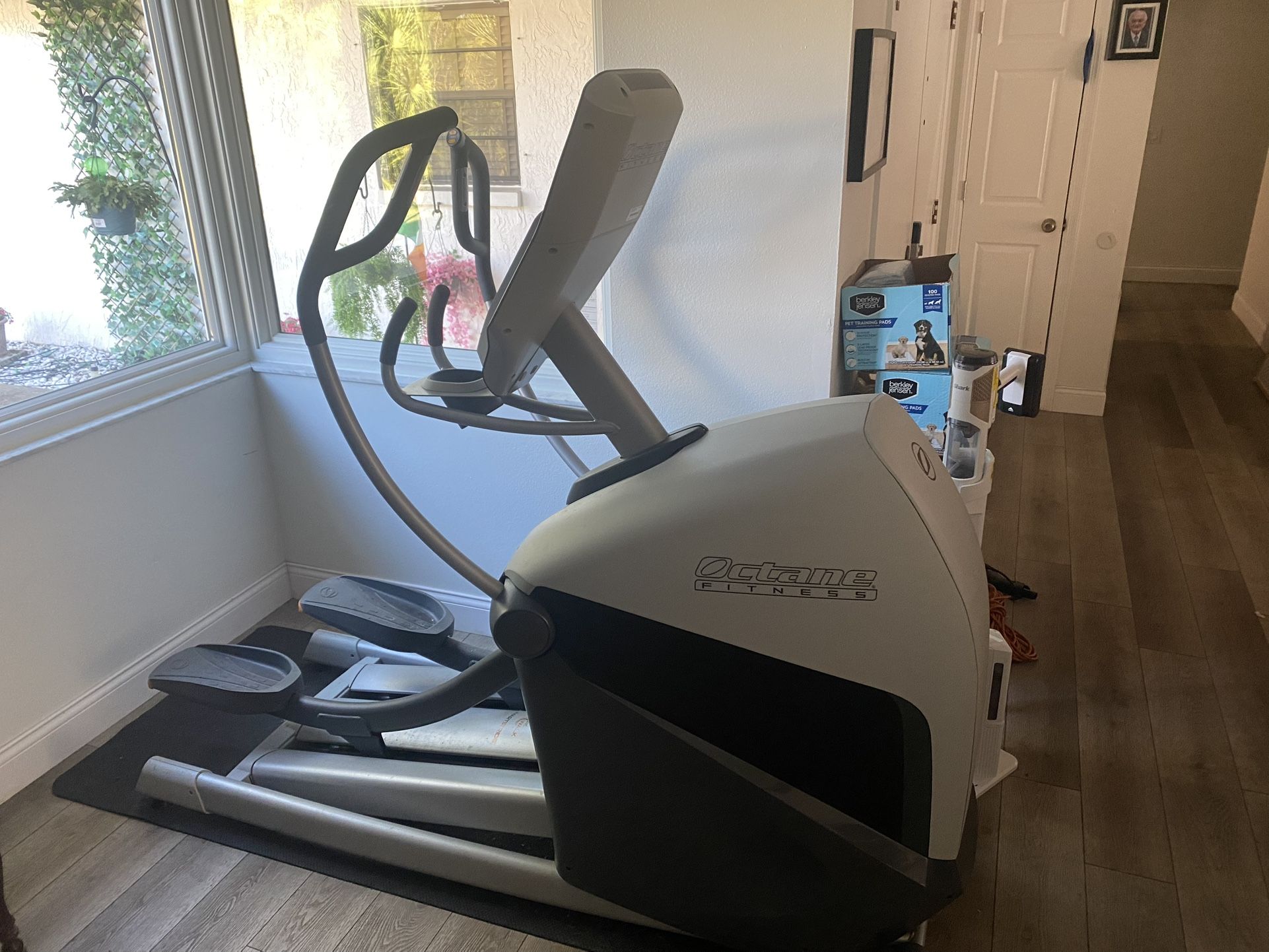 FOR SALE: Octane Fitness XT4700 Elliptical – Lightly Used, Excellent Condition