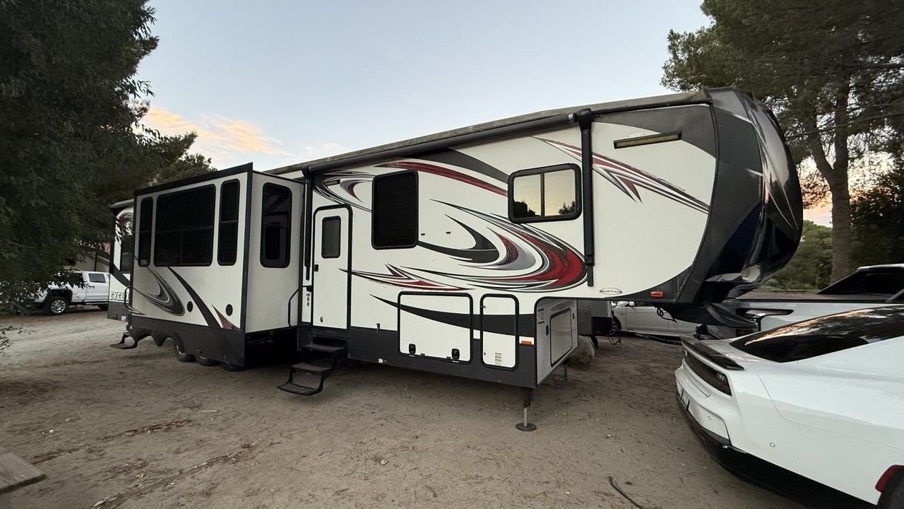 2014 Heartland Cyclone 3800 5th Wheel Trailer