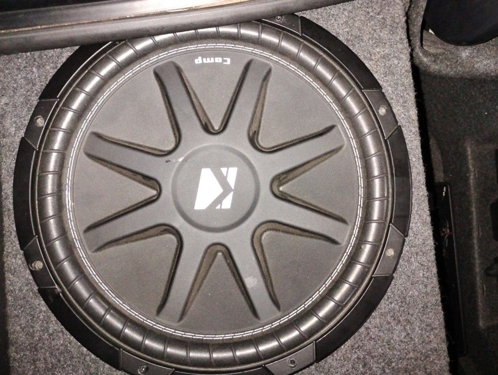 2 Kicker Comp 15" Subs In Sealed Enclosure