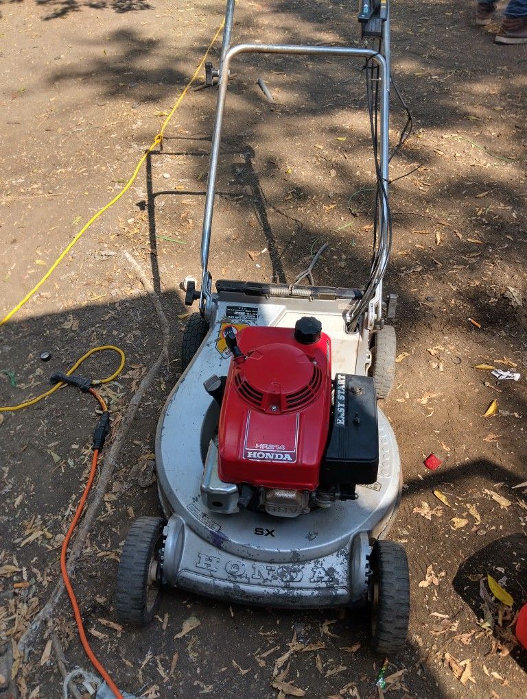 Honda HR214 lawnmower