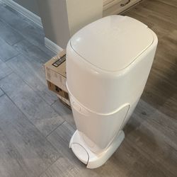 Diaper Genie Complete Diaper Pail like NEW with 8 Refills