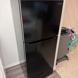 Insignia Refrigerator 