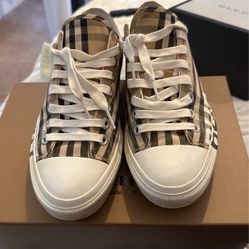 Burberry Women Shoes 