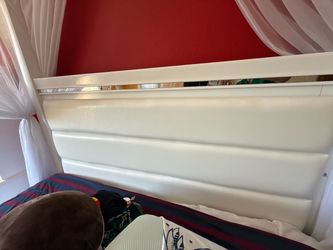 White Wood Sleigh Bed canopy - queen size