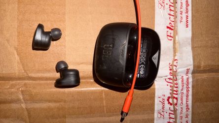 JBL Wireless Bluetooth Headphones.  SELLING FAST