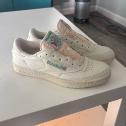 Mens size 9 reebok vintage club c 85 new with no laces. $60