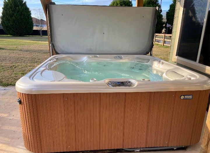 5 To 6 Seater HotSprings Hot Tub! We Deliver! 90 Day Warranty 