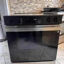     Samsung 30 in. Freestanding Electric Range 
