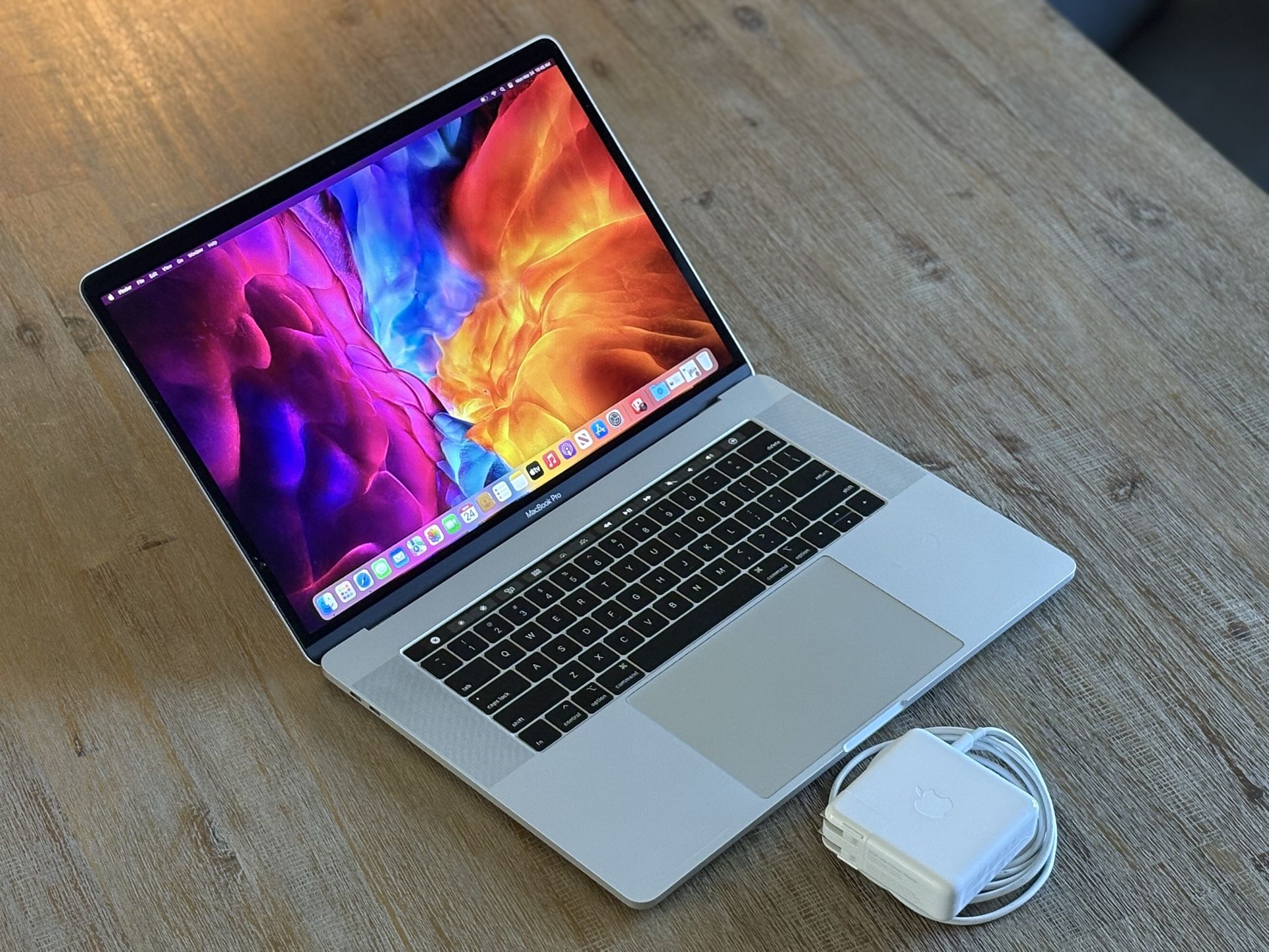2016 MacBook Pro 15”  (2.7Ghz i7) 16gb / 500gb