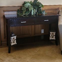 Table And Artificial Plant/Mesa Y Planta