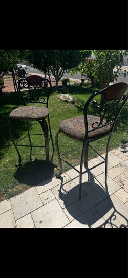 2 barstools