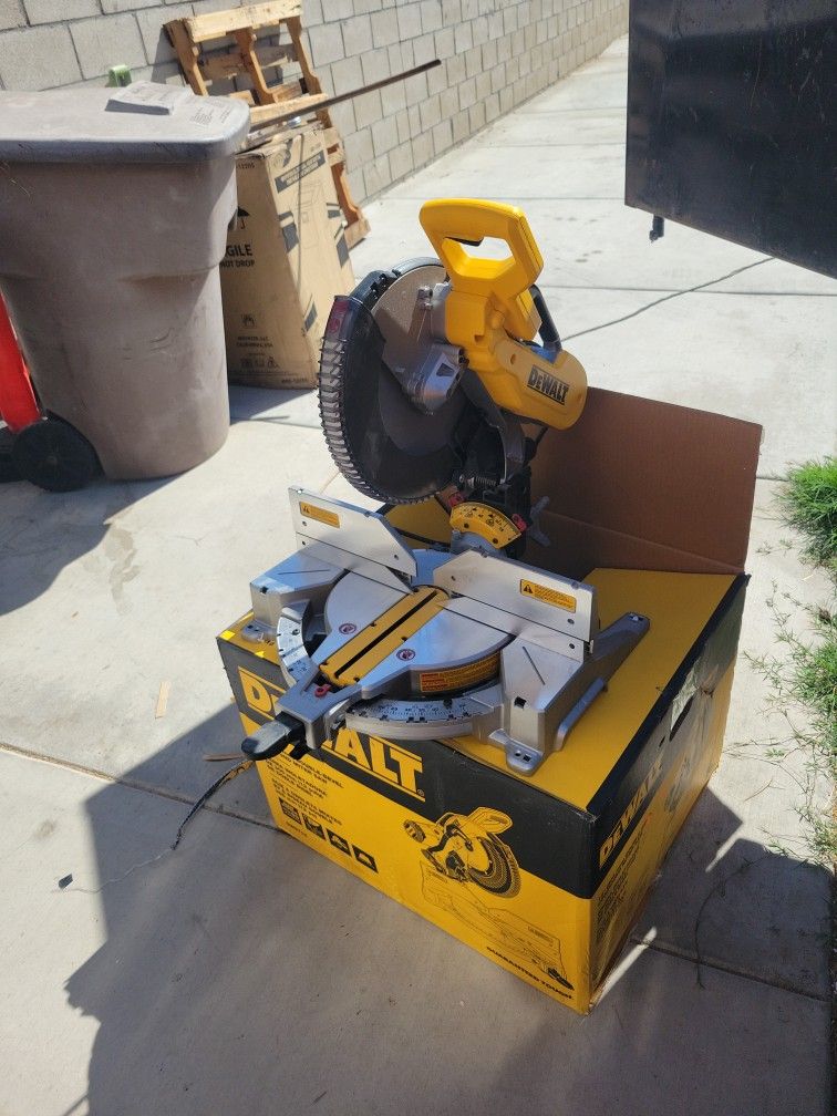 DEWALT 12" COMPOUND MITER SAW