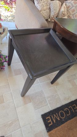 Una mecita de centro, 1  sofá cama , 1 mueble https://offerup.com/redirect/?o=cGFyYS50dg==