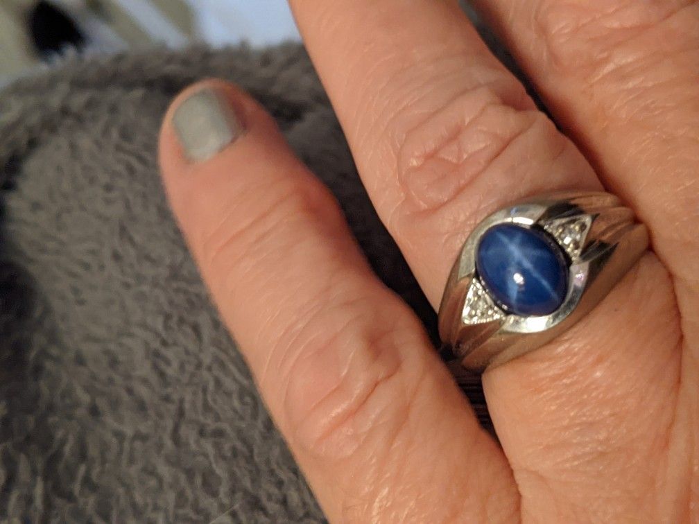 Beautiful Solid Gold Blue Star Sapphire Ring. Sz 6