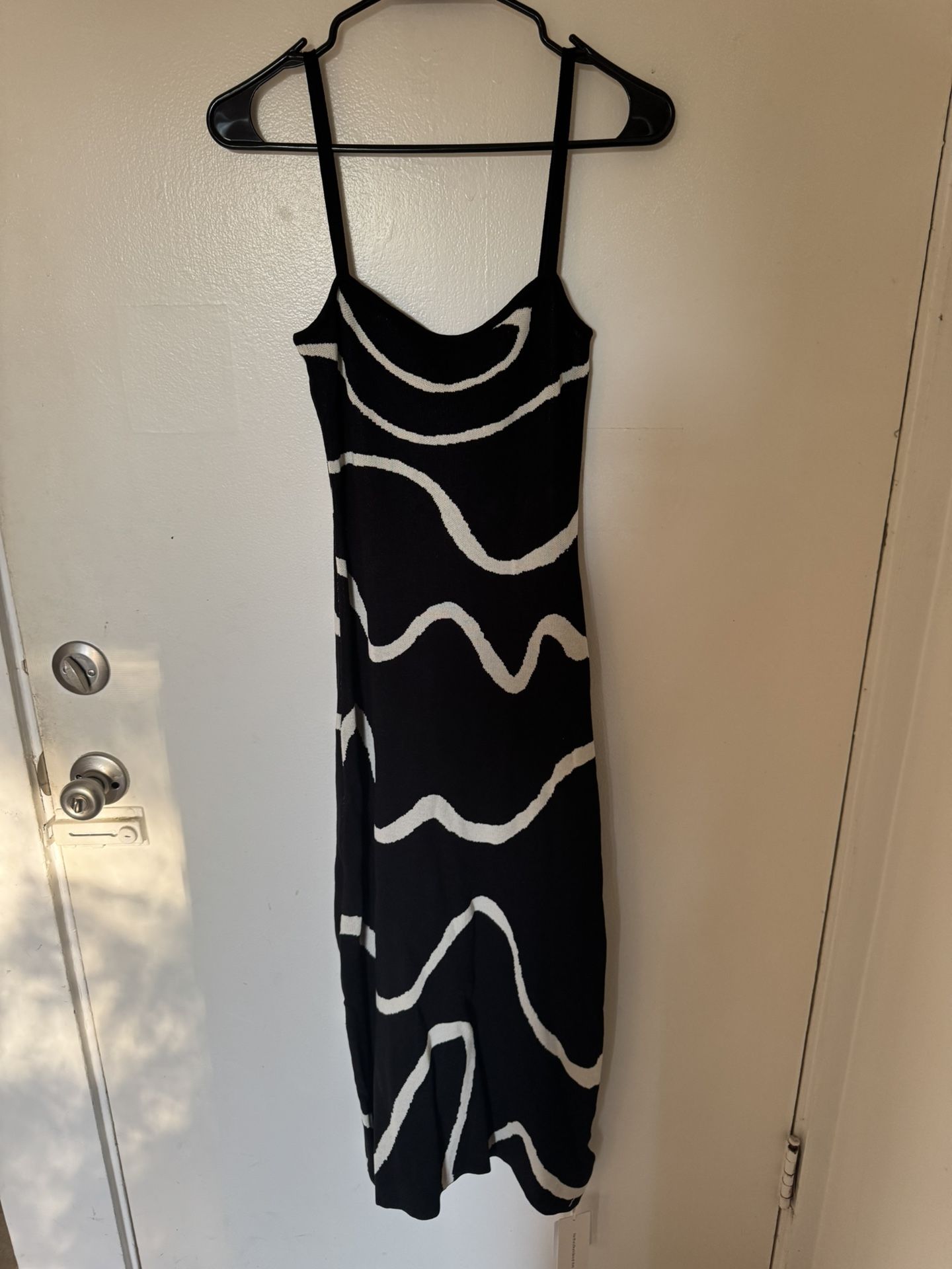 Commense Black & White Wave Knit Midi Dress – New with Tags