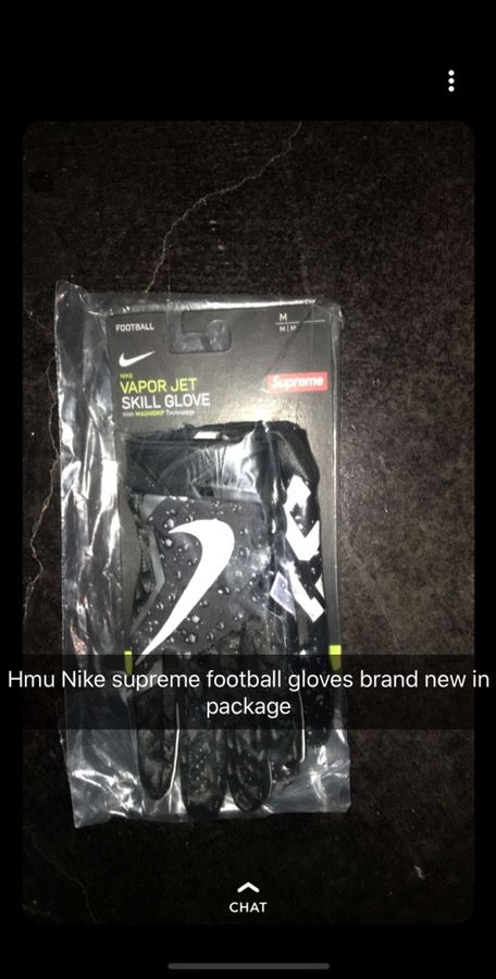 Nike supreme football gloves for Sale in Montesano, WA - OfferUp