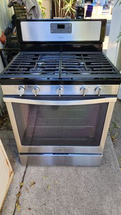 Preciosa estufa de gas Whirlpool trabaja muy bien los cinco quemadores el horno no prende si gustas venir $150