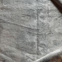 Tablecloth cream colored !