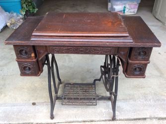 Wheeler and Wilson Vintage sewing machine has pretty designs.