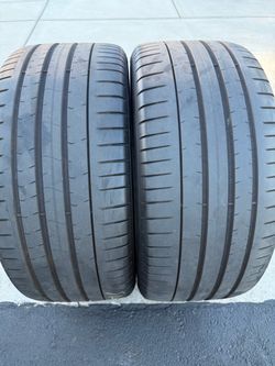 Pair of Pirelli runflat tires 255/35/19 70%