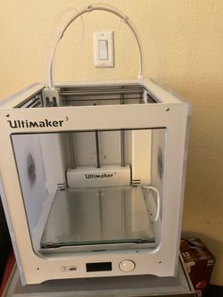 Ultimaker 3 Professional Dual-Extrusion 3D Printer + Filament Bundle (Like New)