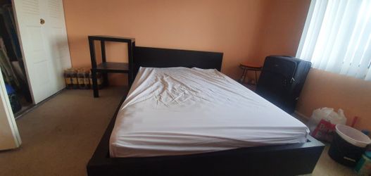 QUEEN SULTAN MATRESS + NIGHTSTANDS