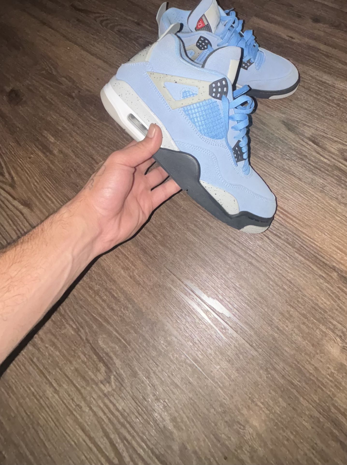 Jordan 4 UNC Size 9.5