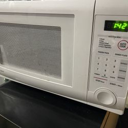 2 MICROWAVES (DELIVERY AVAILABLE)