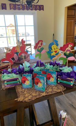 5 center pieces and 6 napkin holders