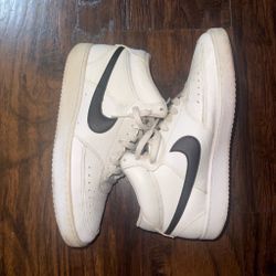 Nike White Low-Top Sneakers with Black Swoosh