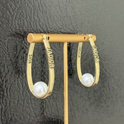 Elegant gold and pearl hoop earrings