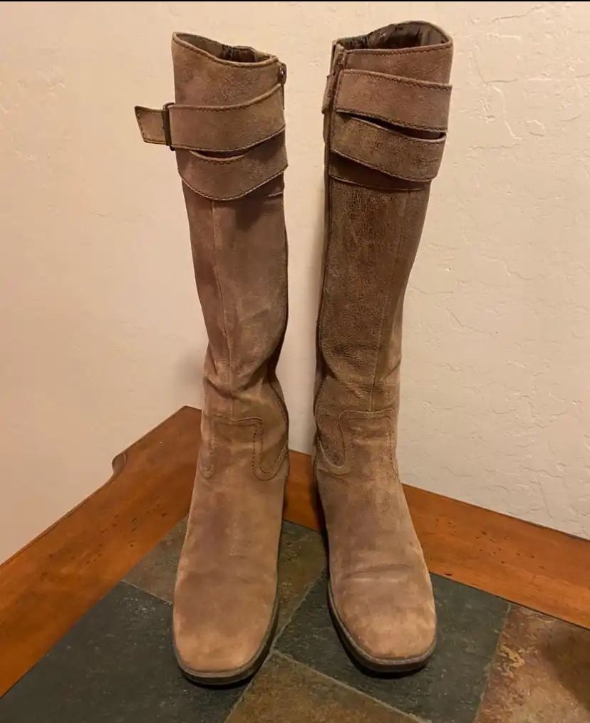 Bandolino’s Brown Leather Upper & Suede Knee-High Boots. Size 6 M