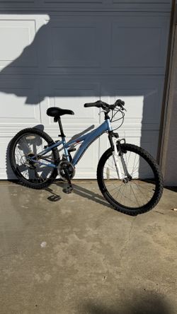 Diamondback Wildwood 21-Speed Mountain Bike with 24” wheels, 14” frame