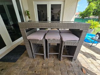 Outdoor hightop table