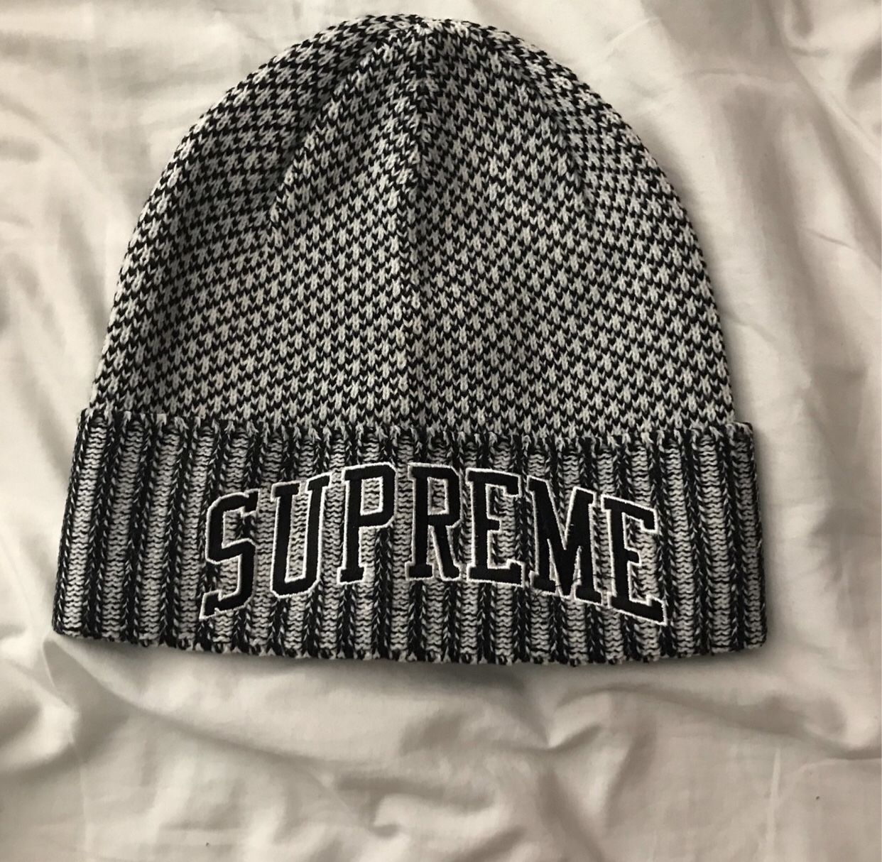 BRAND NEW DEADSTOCK SUPREME BLACK BEANIE