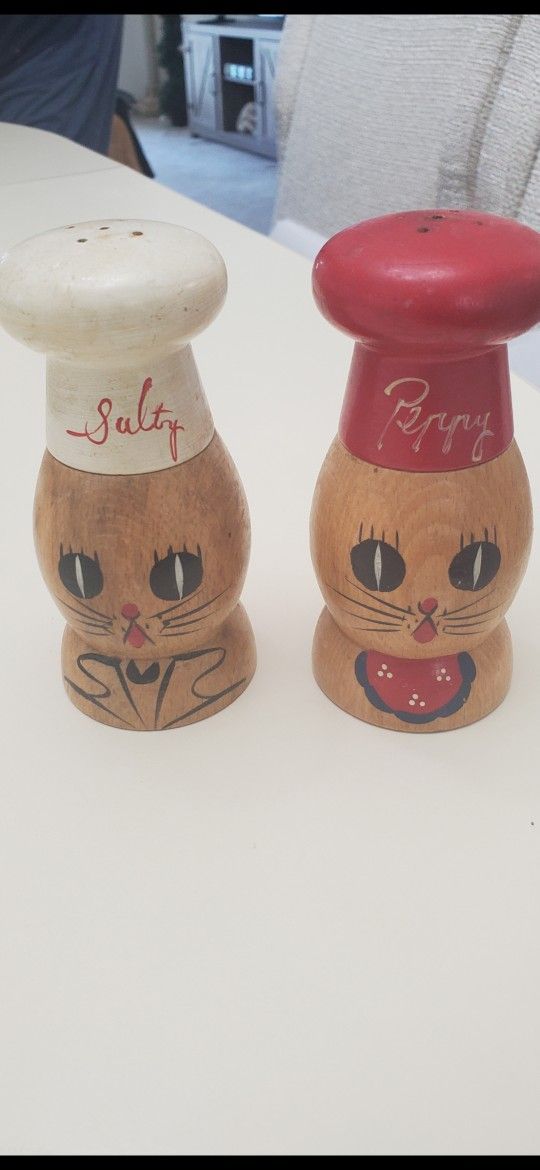 SALT & PEPPER WOODEN SHAKERS VINTAGE