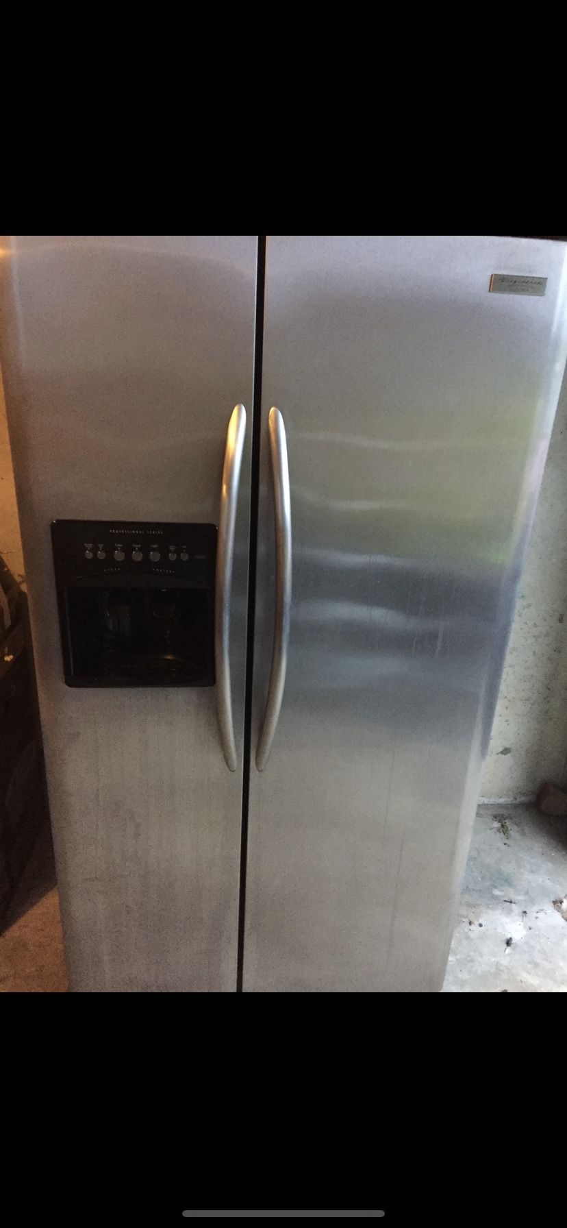 Frigidaire Electrolux Pro Series Refrigerator (READ DESCRIPTION)