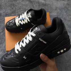 160$ Louis Vuitton Trainers Black & White LV
