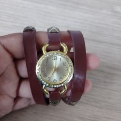 VERY UNUSUAL WRAP AROUND LEATHER WRIST BAND WITH RHINESTONE WATCH 