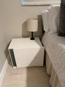 2 nightstands