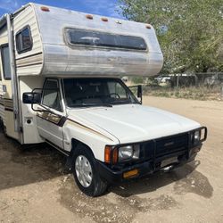 1986 Toyota Pickup Dolphin camper Motorhome 