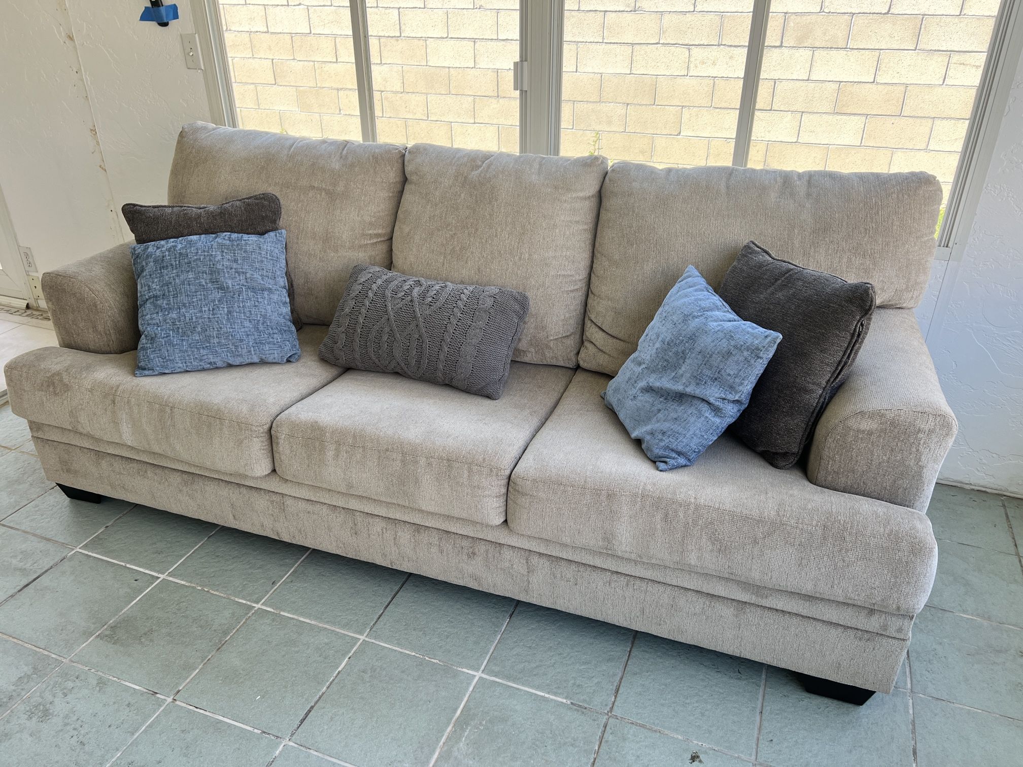 Ashley Sofa / Couch w accent pillows - 90’