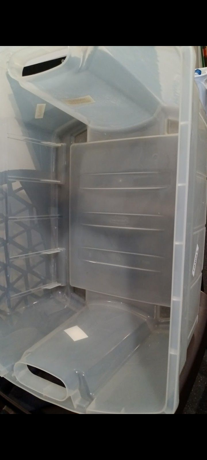 Rubbermaid plastic storage container 