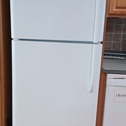 Frigidaire top freezer refrigerator .