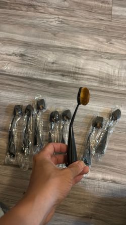 Oval makeup brushes 8pcs $10