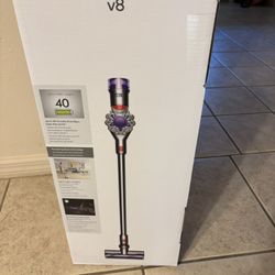 Dyson V8
