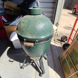 Big Green Egg kamado grill.