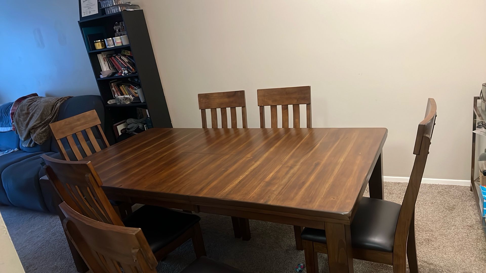 Six seater table with removable leaf