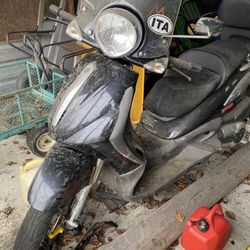 2009 Piaggio BV500 Scooter 
